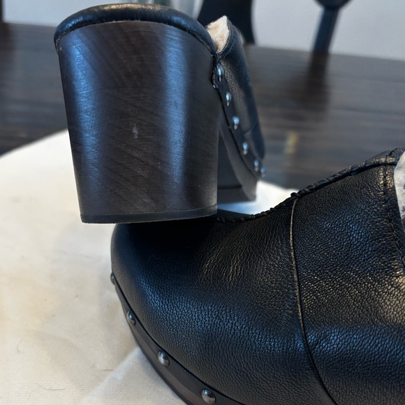 UGG Kassi 1013042 Women's Black Leather Sheepskin Shearling Lined Clogs Sz 7 - Picture 5 of 5